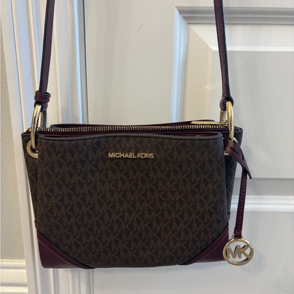 Michael Kors crossbody and matching wallet - Picture 9 of 9